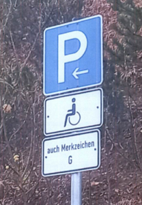 Hinweis auf Parkplätze für Gehbehinderte