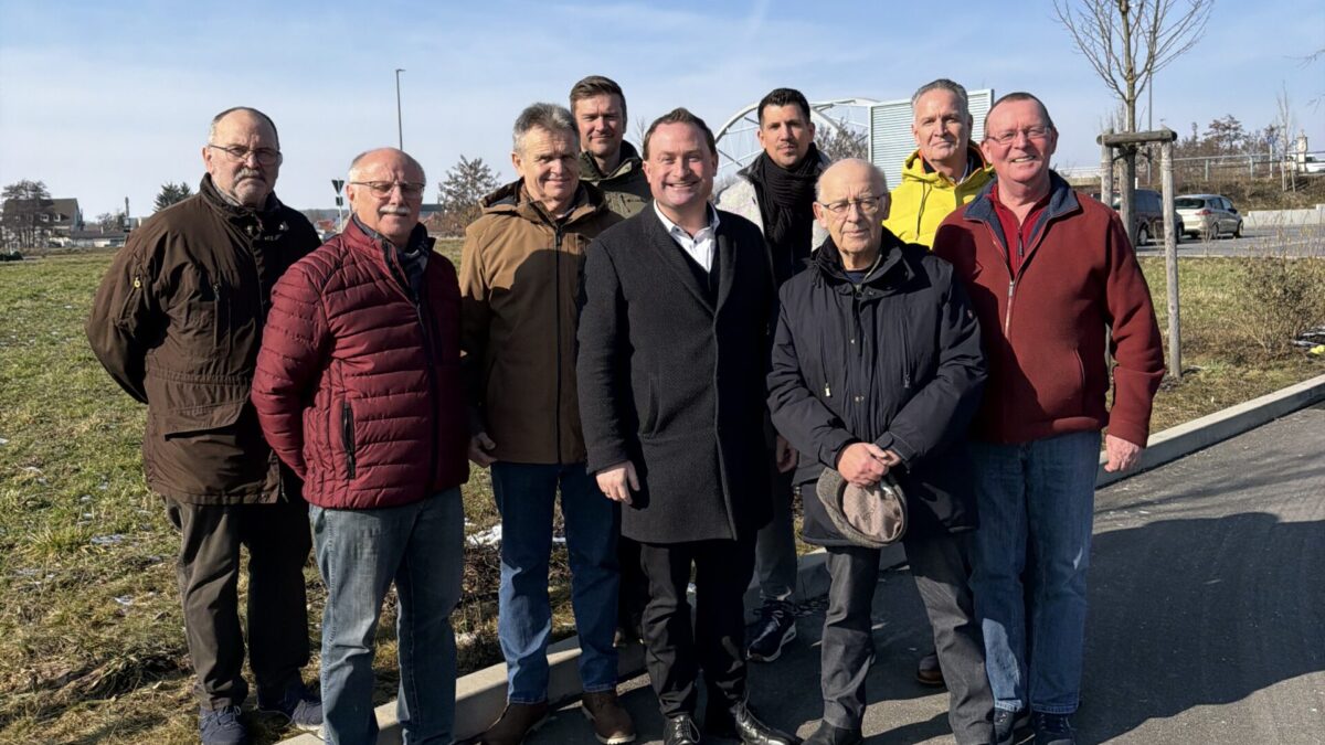 Gemeinderat vor Rossmann Gründstück