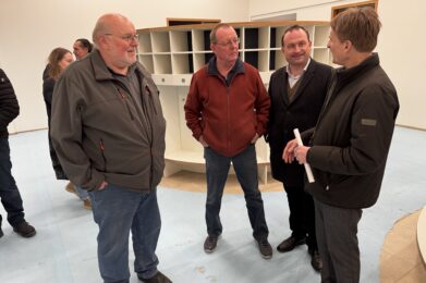 GEMEINDERAT BESICHTIGT BAUSTELLE DER NEUEN KINDERTAGESSTÄTTE