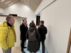 GEMEINDERAT BESICHTIGT BAUSTELLE DER NEUEN KINDERTAGESSTÄTTE