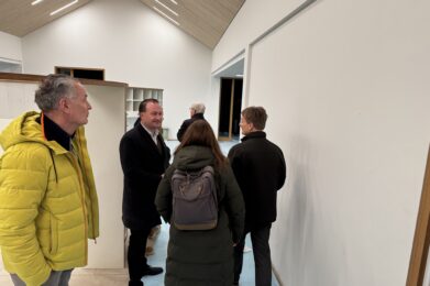 GEMEINDERAT BESICHTIGT BAUSTELLE DER NEUEN KINDERTAGESSTÄTTE