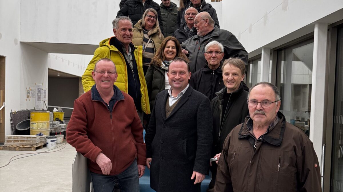 GEMEINDERAT BESICHTIGT BAUSTELLE DER NEUEN KINDERTAGESSTÄTTE