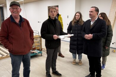 GEMEINDERAT BESICHTIGT BAUSTELLE DER NEUEN KINDERTAGESSTÄTTE