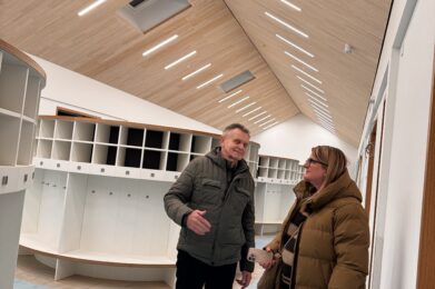 GEMEINDERAT BESICHTIGT BAUSTELLE DER NEUEN KINDERTAGESSTÄTTE