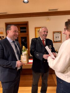 LANGJÄHRIGE BLUTSPENDERINNEN UND BLUTSPENDER