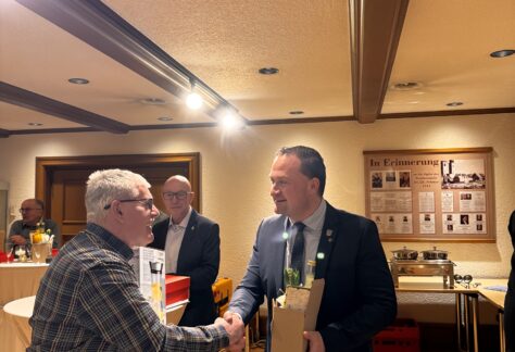 LANGJÄHRIGE BLUTSPENDERINNEN UND BLUTSPENDER