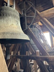 GROSSE GLOCKE IM GRAFENRHEINFELDER KIRCHTURM BEKOMMT NEUES JOCH