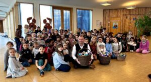 GRUNDSCHULKINDER BEMALEN 500 OSTEREIER F&Uuml;R GRAFENRHEINFELD