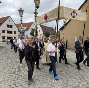 FRONLEICHNAMSPROZESSION MIT ANSCHLIESSENDEM FR&Uuml;HSCHOPPENKONZERT IM PFARRGARTEN