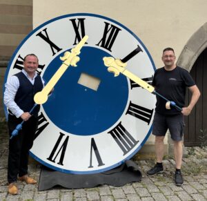 Kirchturmuhr erstrahlt wieder in neuem Glanz